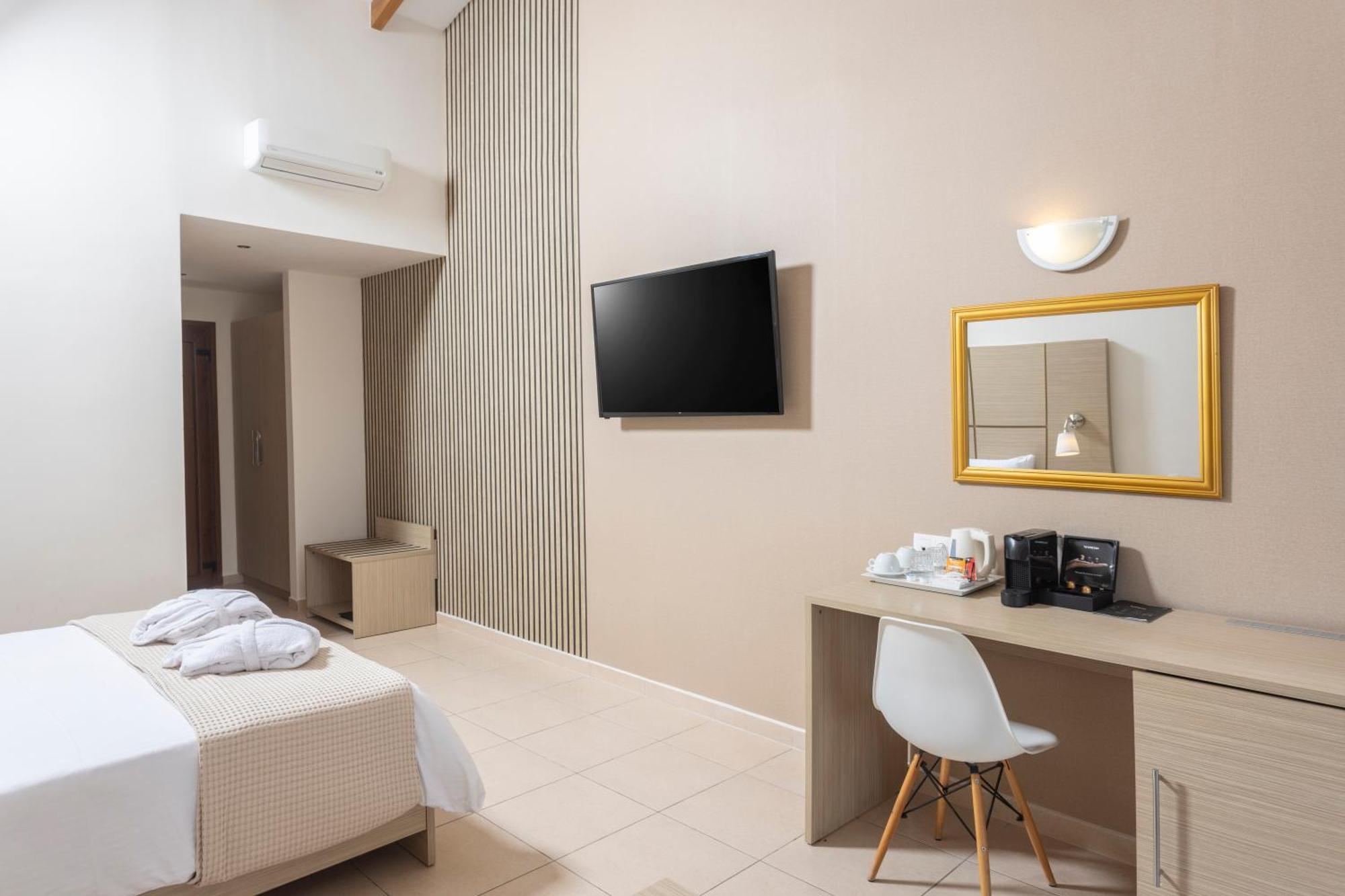 Alia Palace Hotel - Adults Only 16+ Chalkidiki Ruang foto A room at the hotel