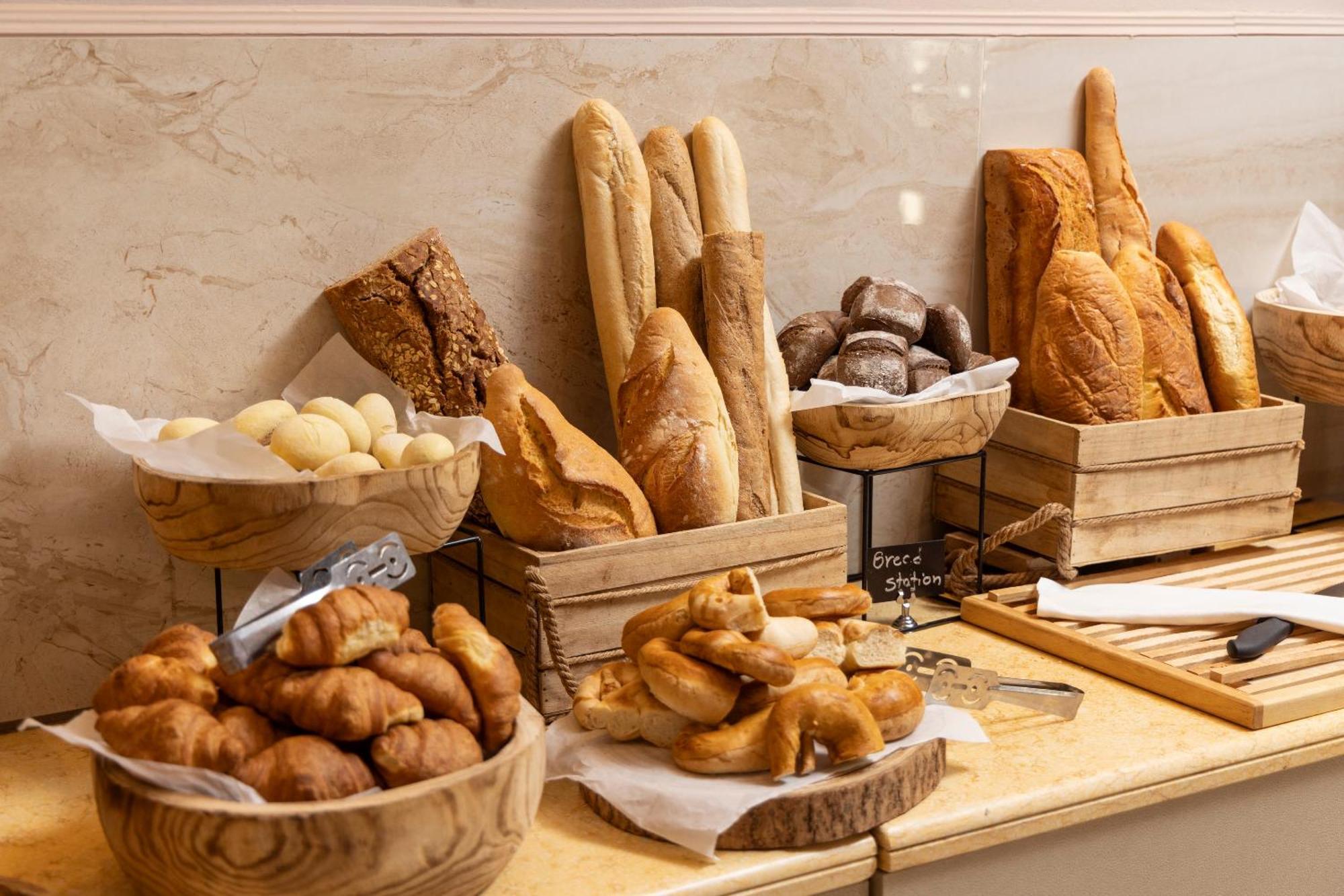 Alia Palace Hotel - Adults Only 16+ Chalkidiki Bagian luar foto Bread